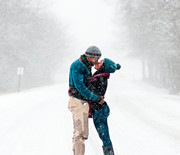 Thumb_jonas-storm-engagement-photo-in-winter-storm-kiss-0116_sq